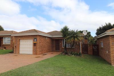 Townhouse For Rent in The Crest, Durbanville